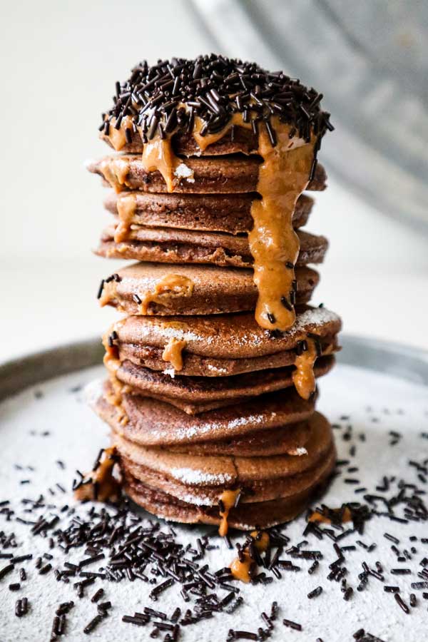 Pancakes met pindakaas en hagelslag
