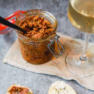 Italiaanse tapenade met gedroogde tomaatjes