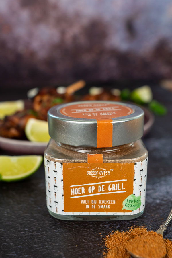 Voeg de grillkruiden toe