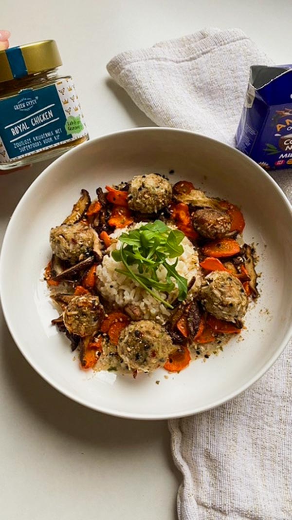 Kipgehaktballetjes met saus
