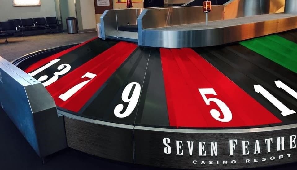 Seven Feathers casino resort adverteert op de roulette bagageband 